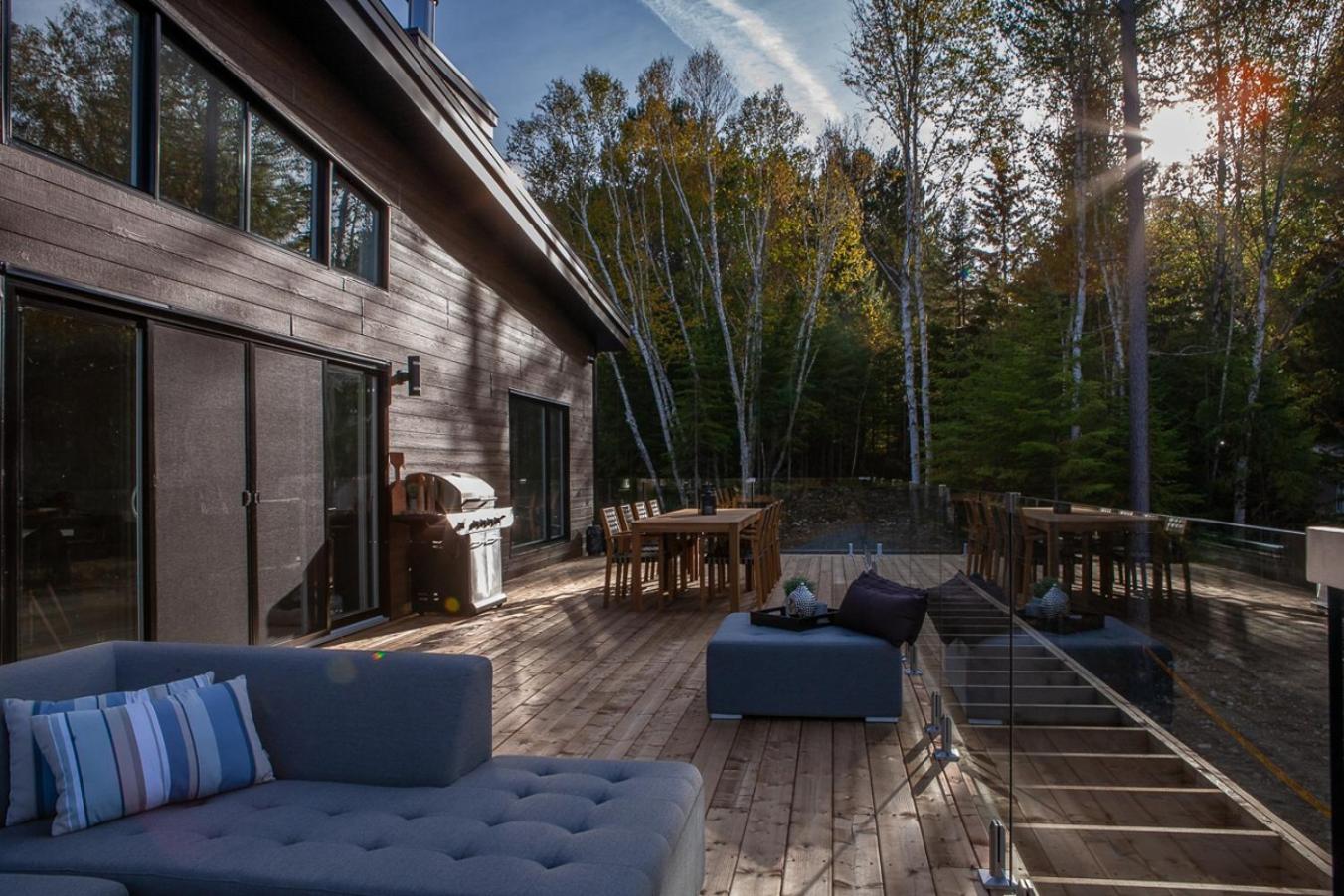 Le Roselin On Lake Ouareau Hot tub & Pool Table