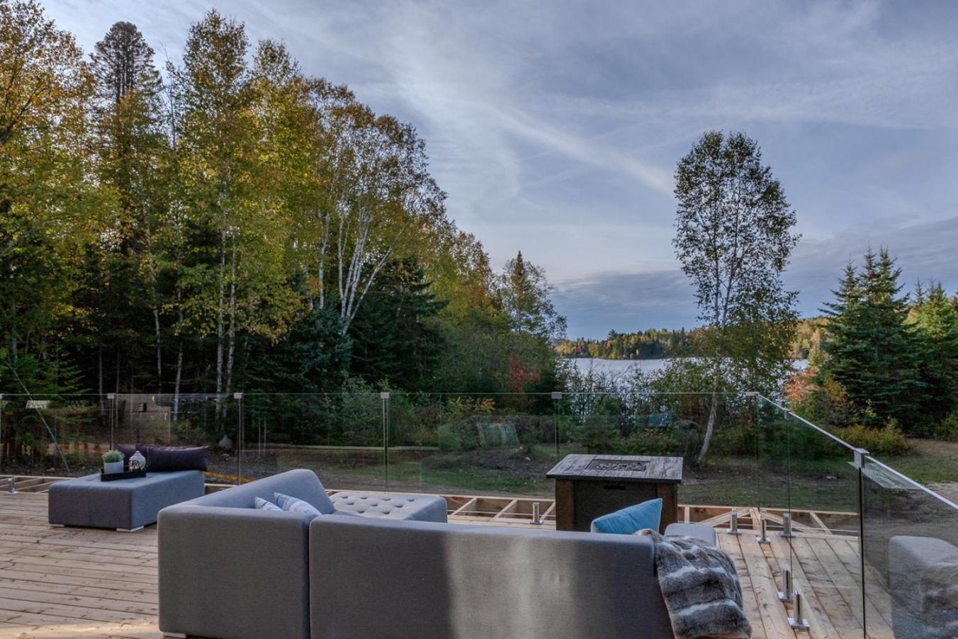 Le Roselin On Lake Ouareau Hot tub & Pool Table