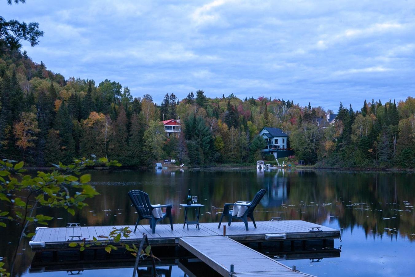 Le Roselin On Lake Ouareau Hot tub & Pool Table