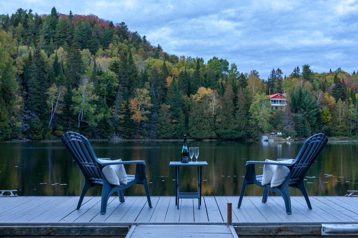 Le Roselin On Lake Ouareau Hot tub & Pool Table