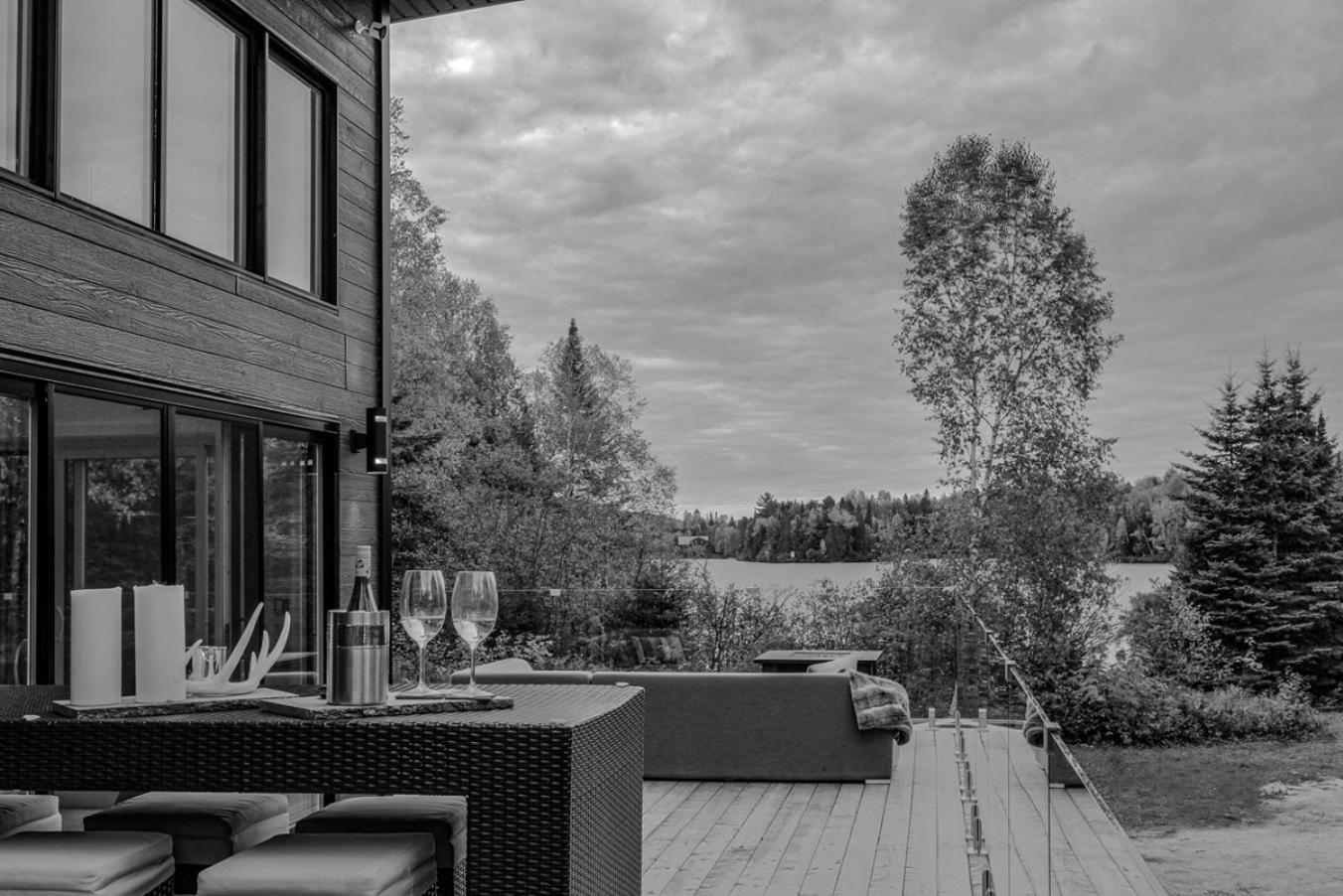 Le Roselin On Lake Ouareau Hot tub & Pool Table