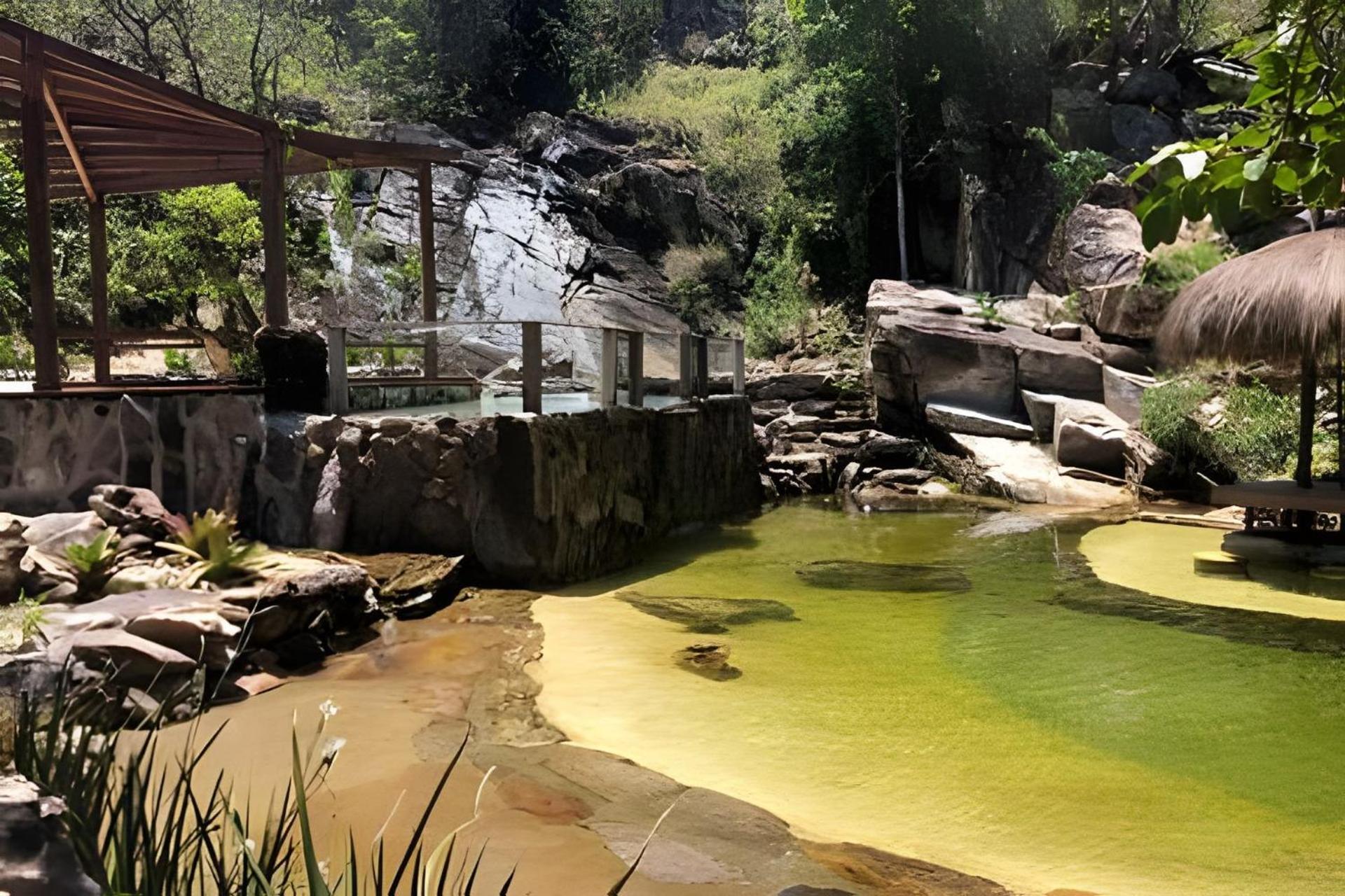 Sítio Piscina natural, Trilha e Cachoeira