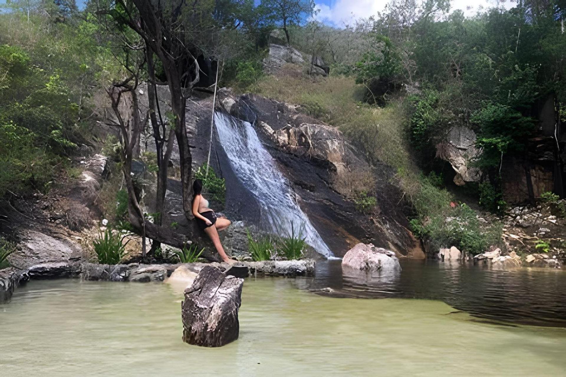 Sítio Piscina natural, Trilha e Cachoeira