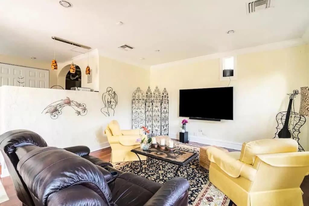 Serene Oasis WPB Luxurious Three BR w Garden & Grill view 3