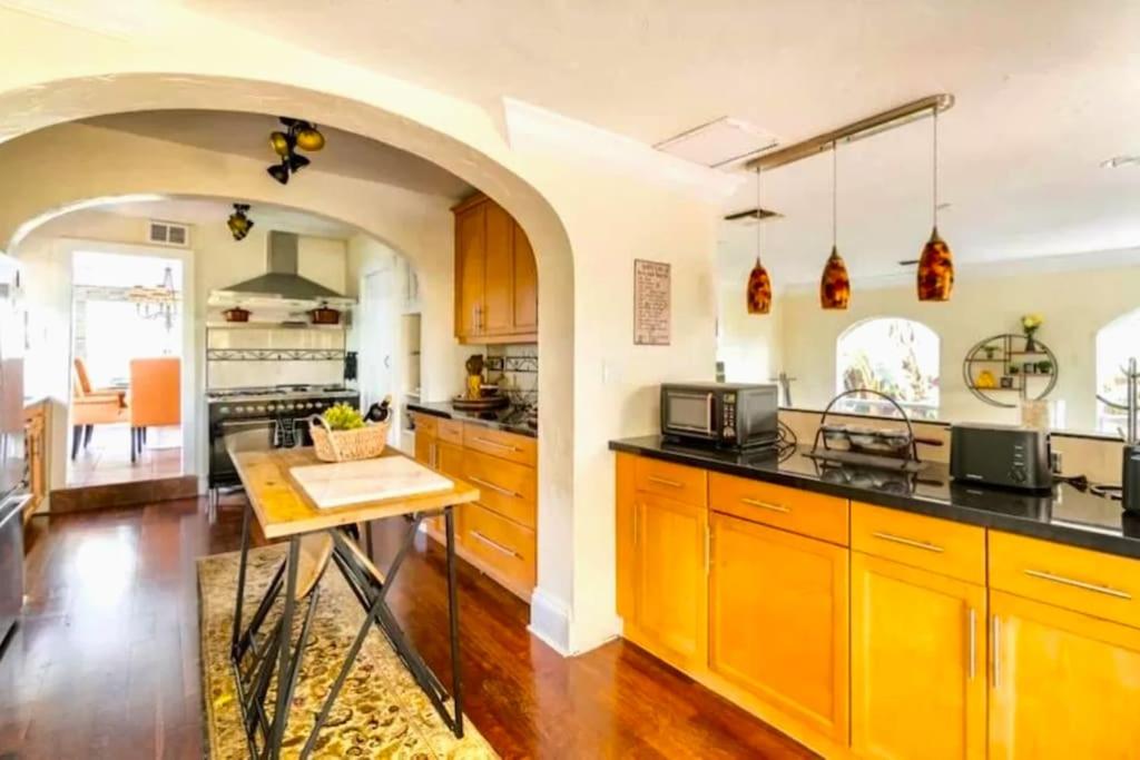Serene Oasis WPB Luxurious Three BR w Garden & Grill view 4