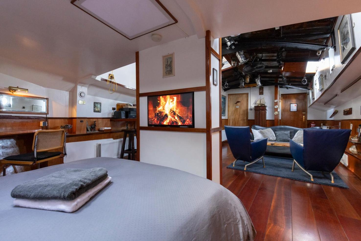 Anna Houseboat