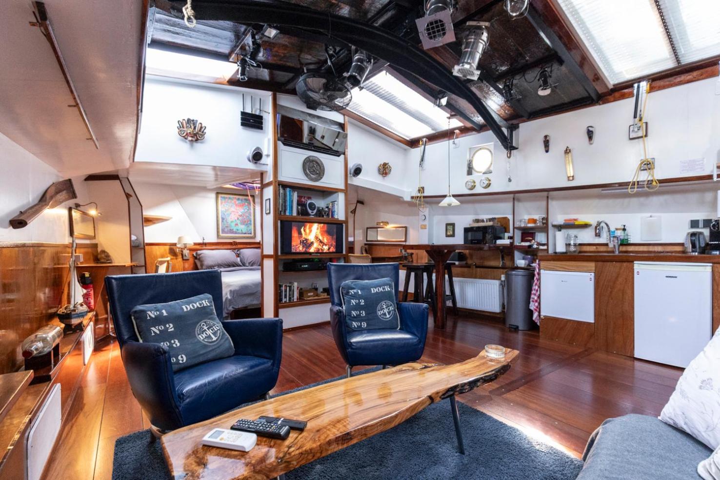 Anna Houseboat