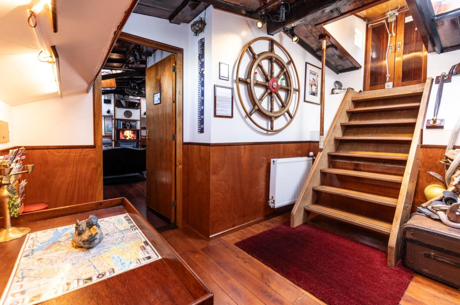 Anna Houseboat