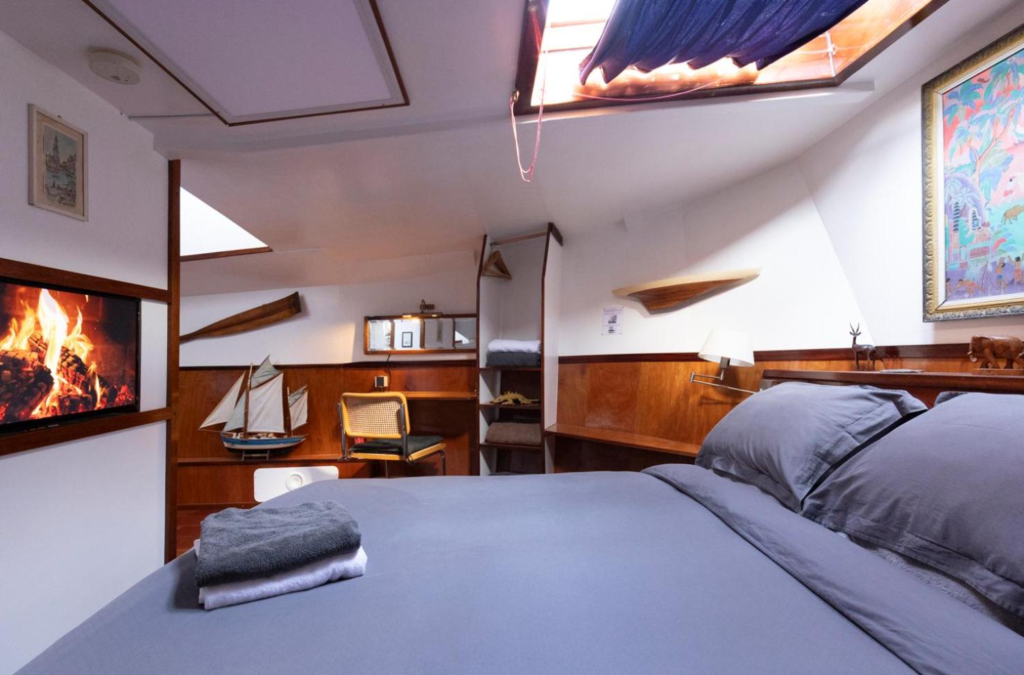 Anna Houseboat