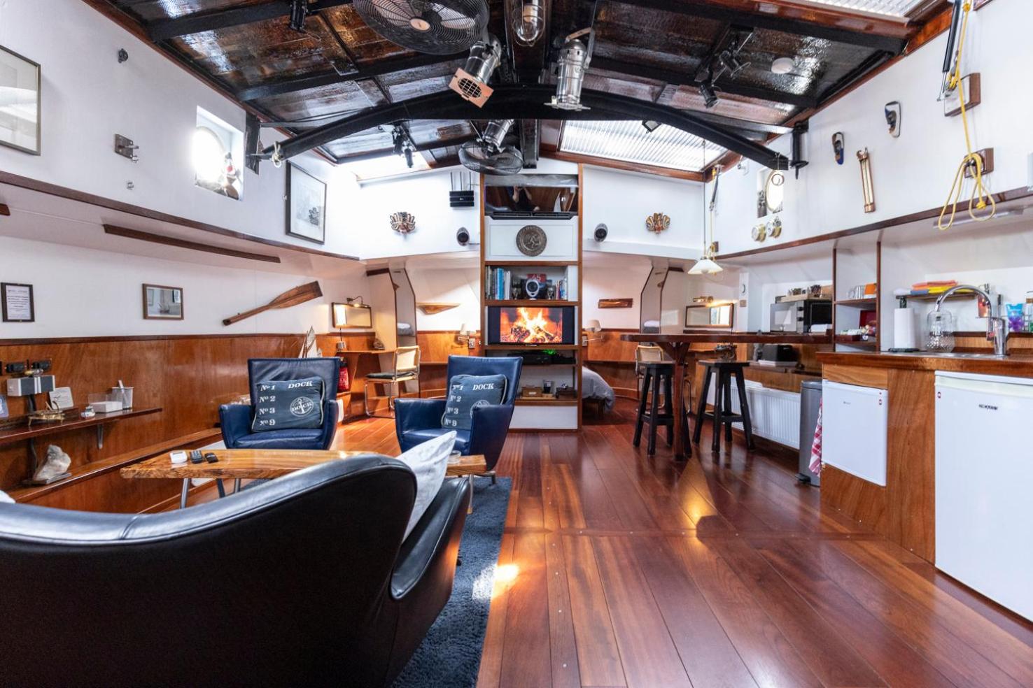 Anna Houseboat