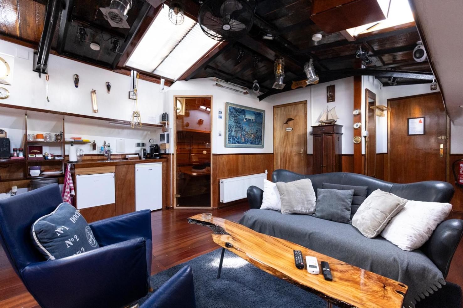 Anna Houseboat photo 2