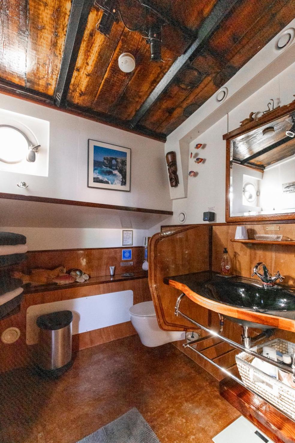 Anna Houseboat photo 3