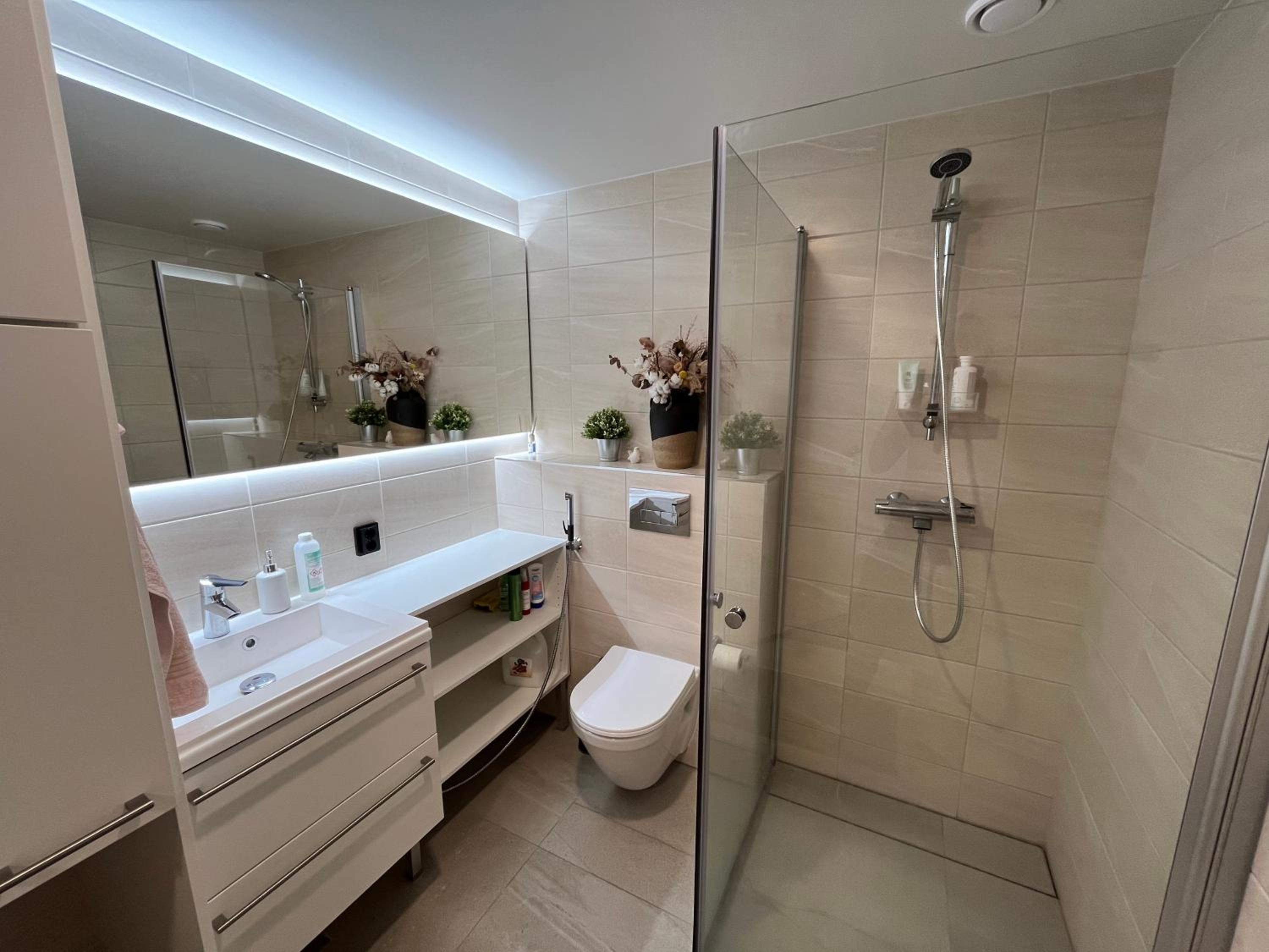 Modern 2BR apartment W 2 balconies, Metro, Helsinki 15min