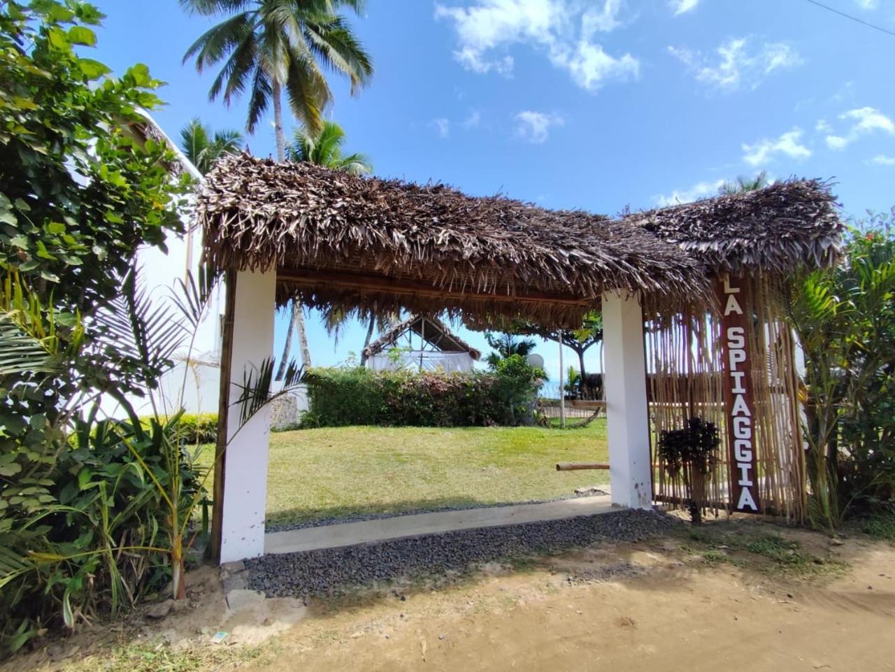 La Spiaggia, tropical villa with private beach view 2