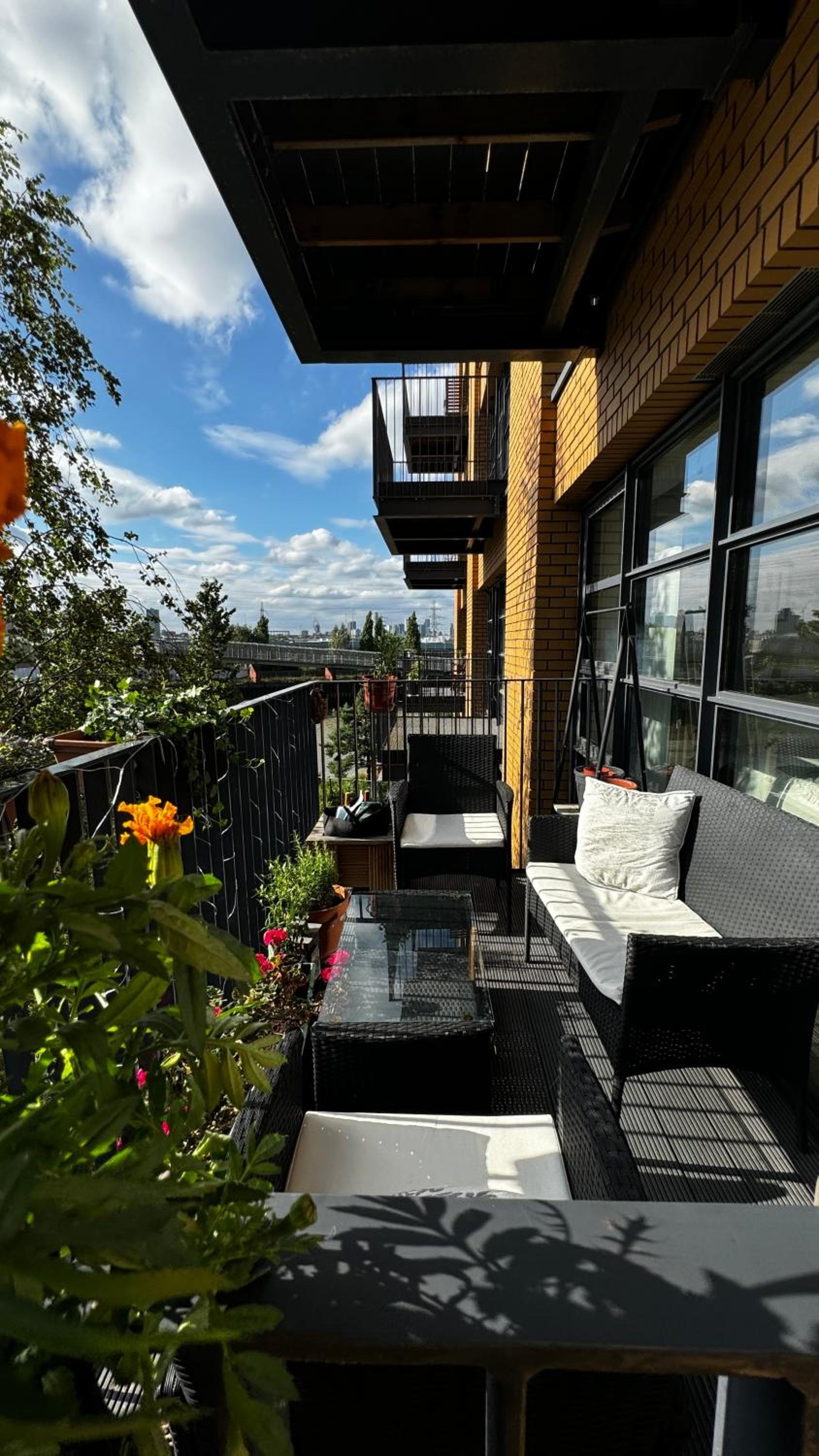 London City Island 1 Bedroom Luxury Apartments, Private Balcony