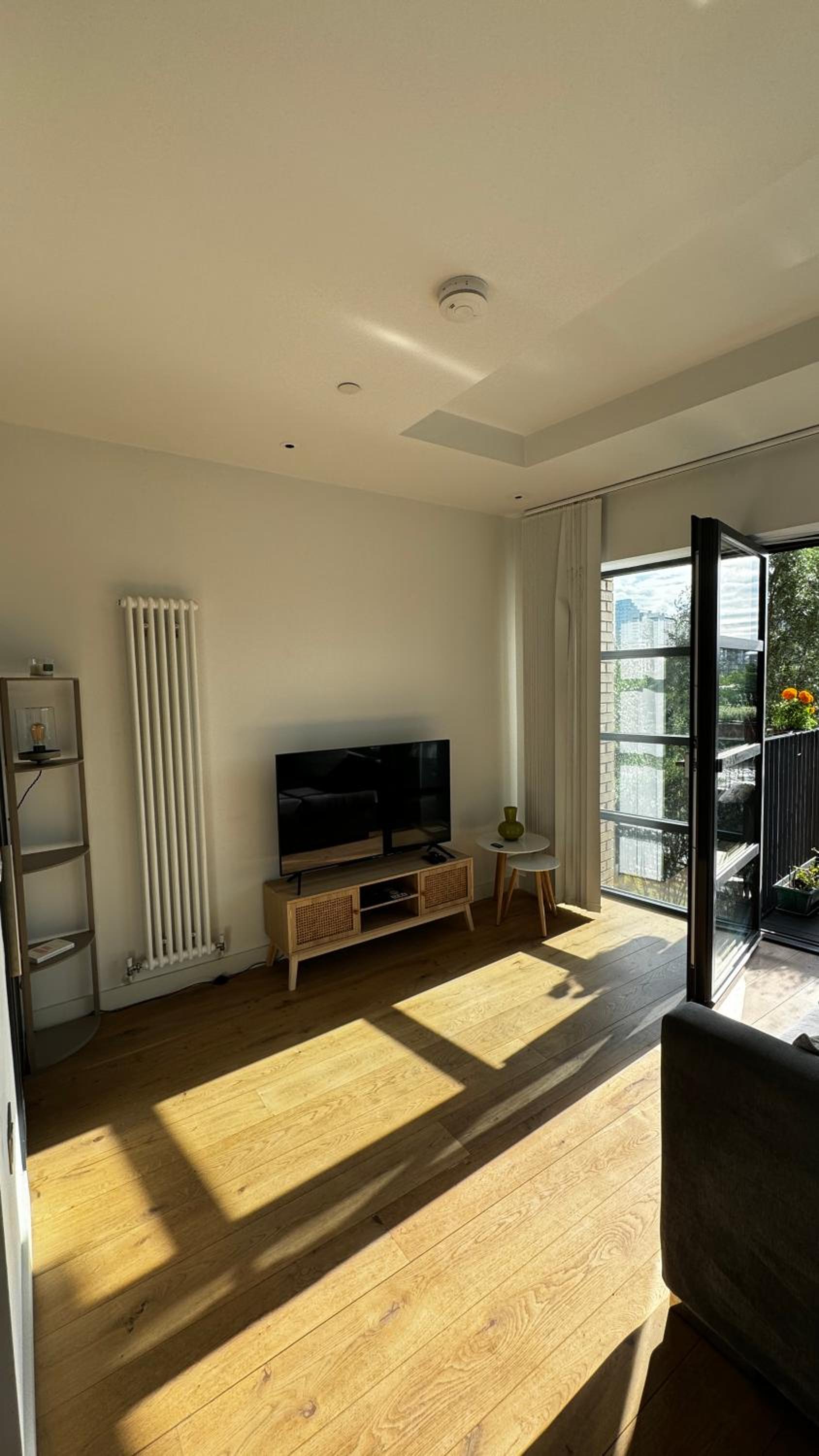 London City Island 1 Bedroom Luxury Apartments, Private Balcony