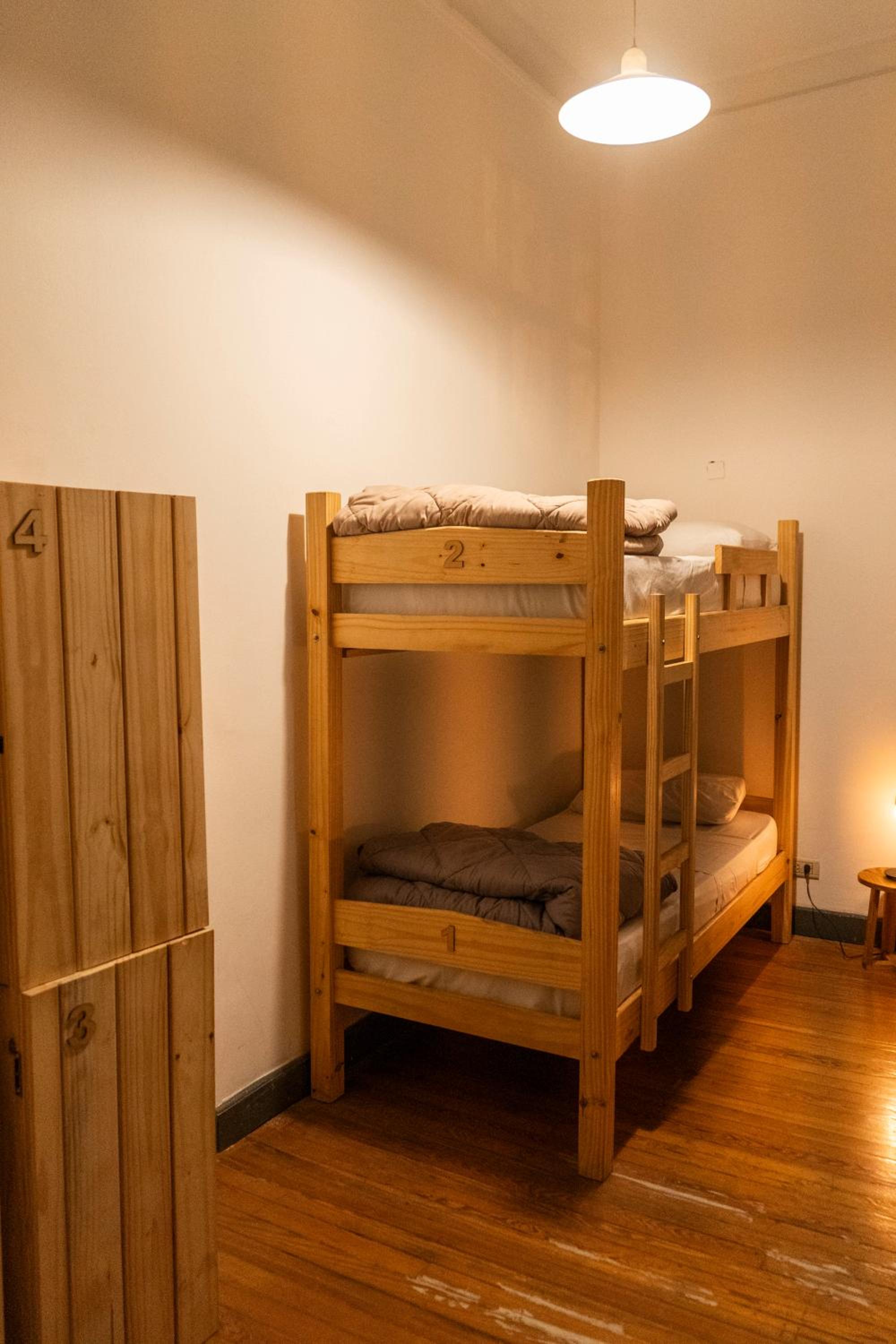 DOS SANTOS HOSTEL