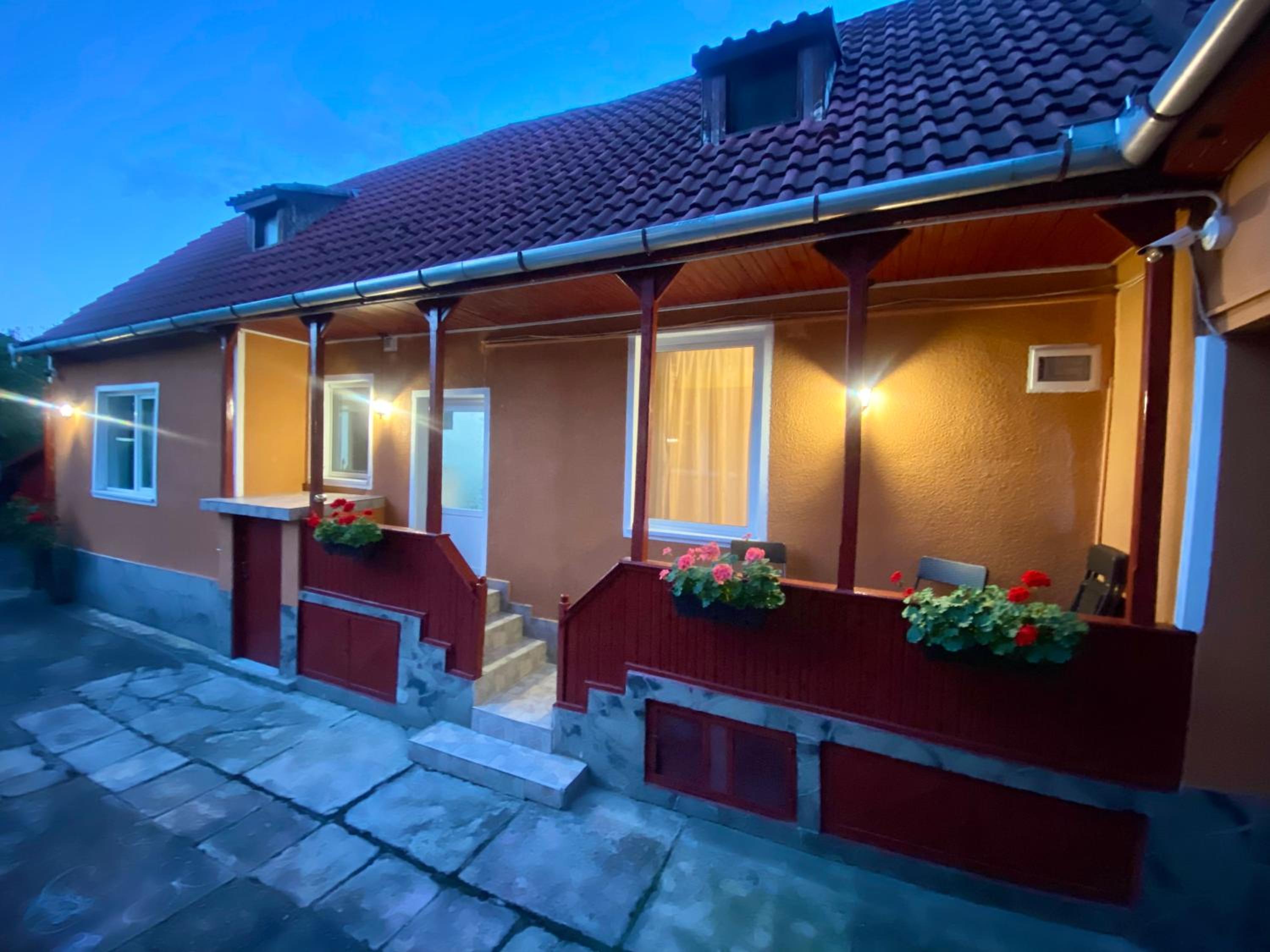 Cozy Corner Guesthouse - Civic Center, free Parking, garden with BBQ view 5