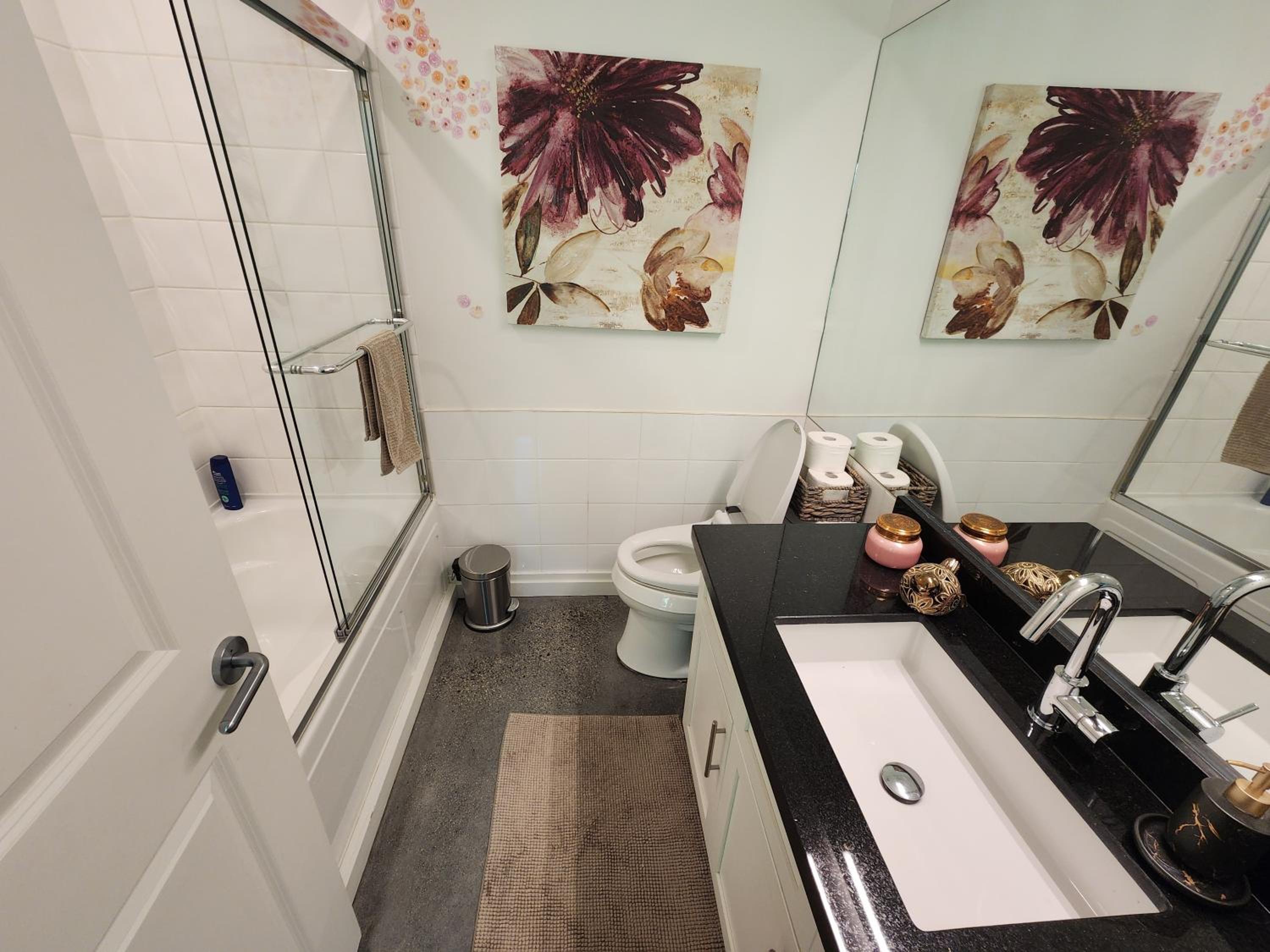 2BD Guest Suite Sleeps 6 Near Downtown & Beach
