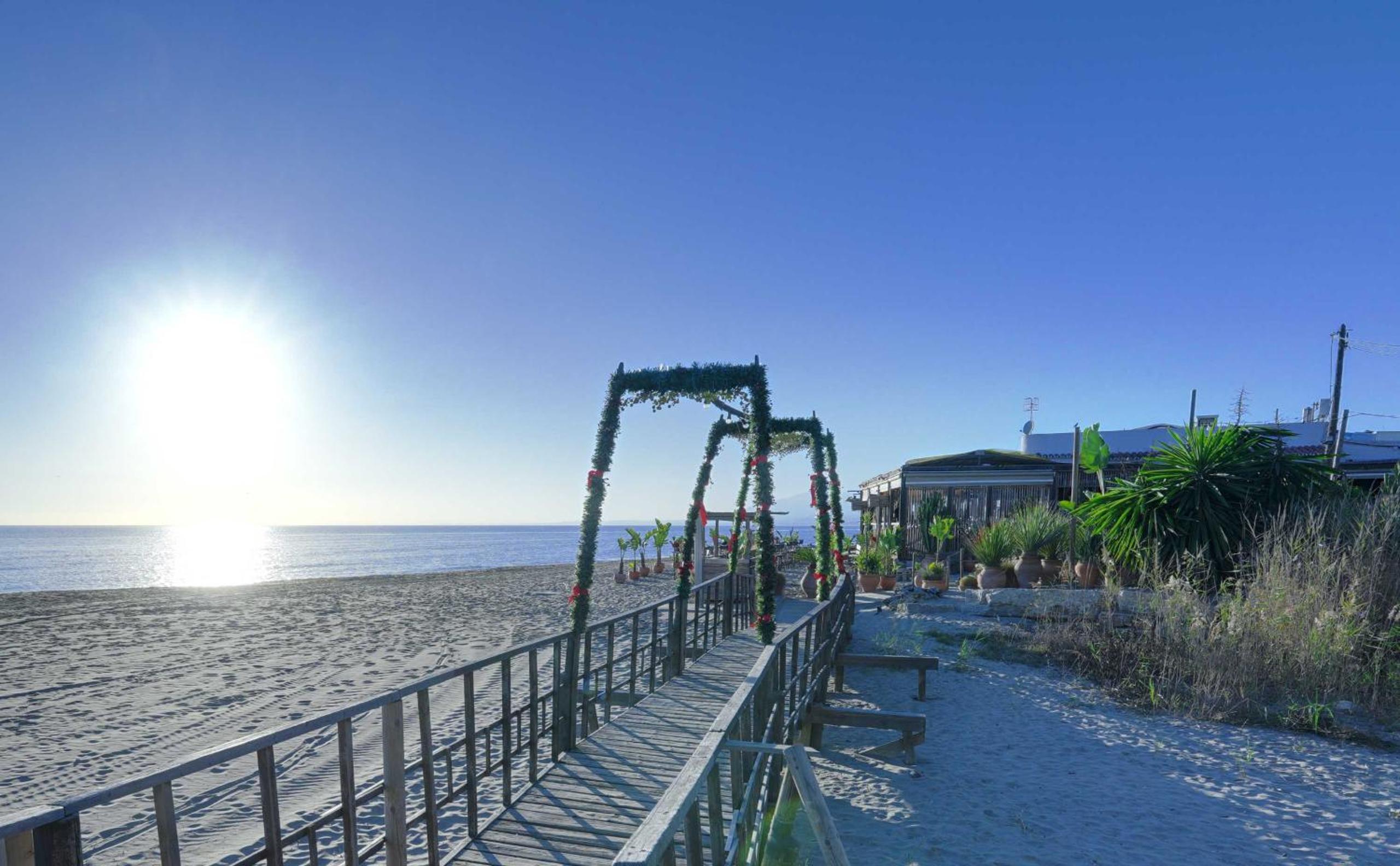 2039 Cozy Beachfront Apartment on Golden Beach view 3