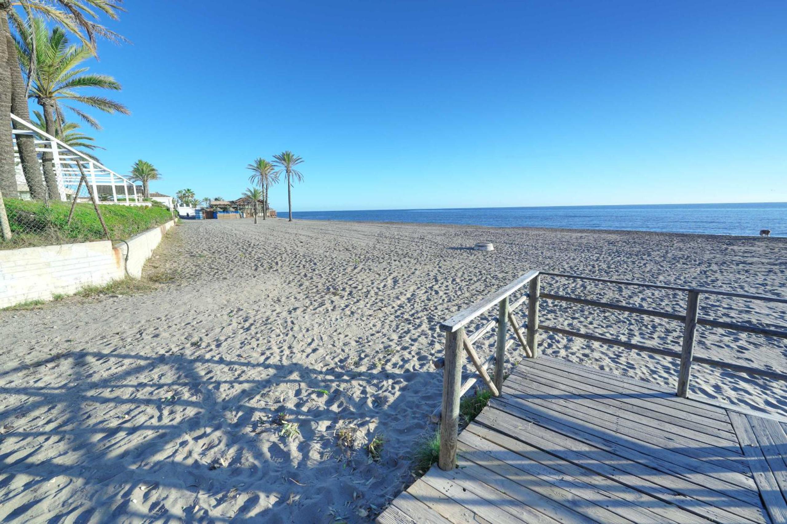 2039 Cozy Beachfront Apartment on Golden Beach view 5