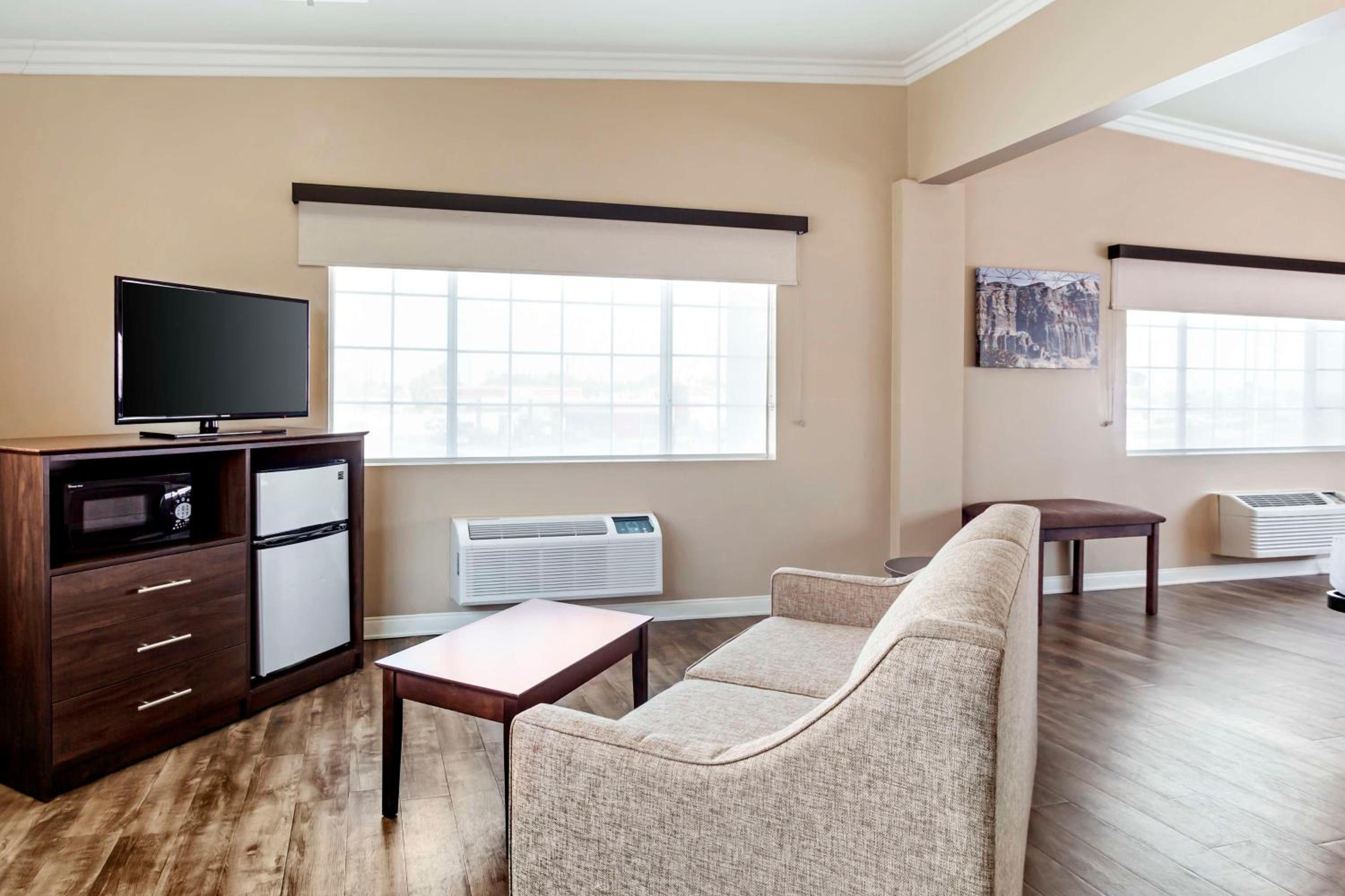 Ridgecrest Vacations - Best Western China Lake Inn - Property Image 4