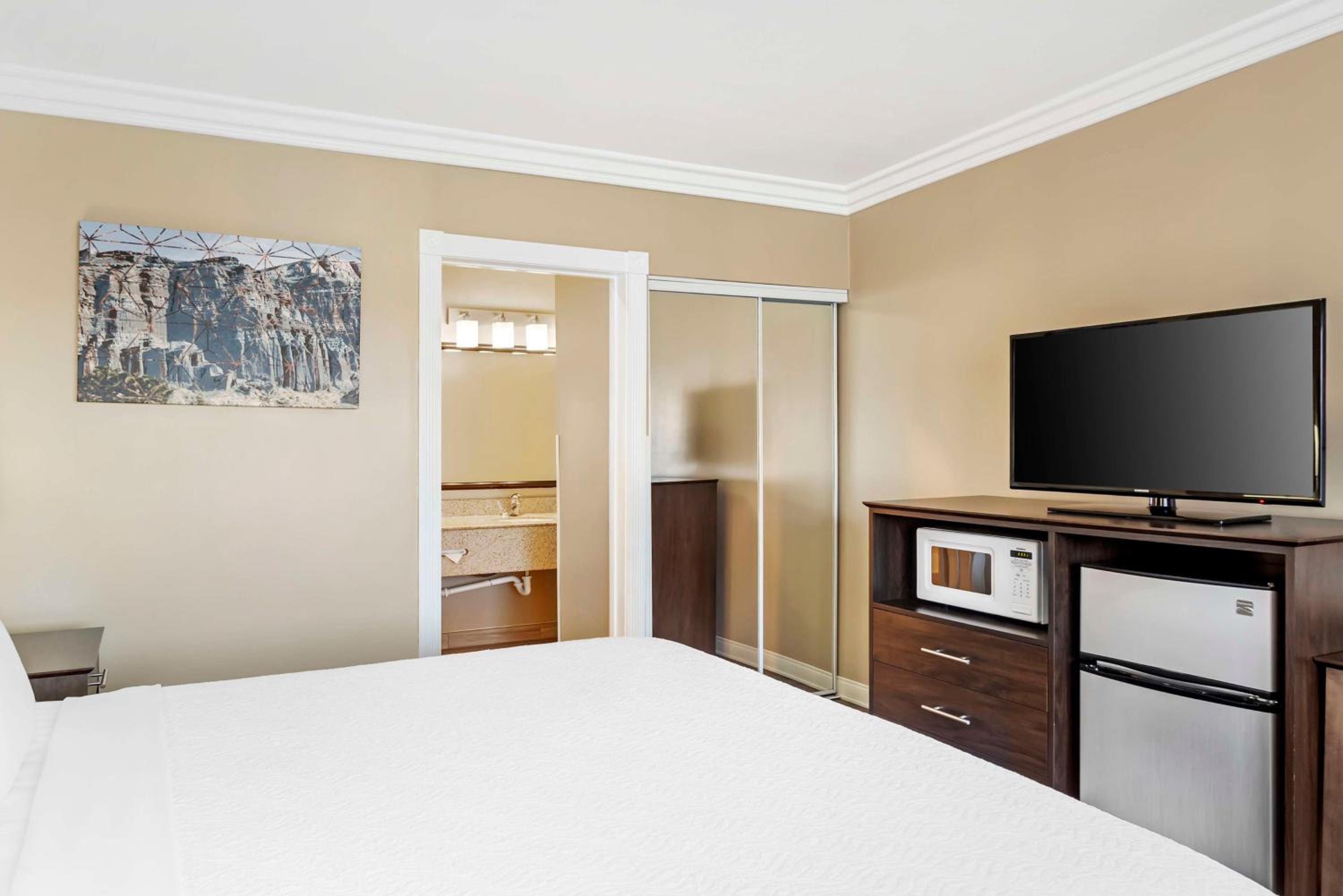 Ridgecrest Vacations - Best Western China Lake Inn - Property Image 1