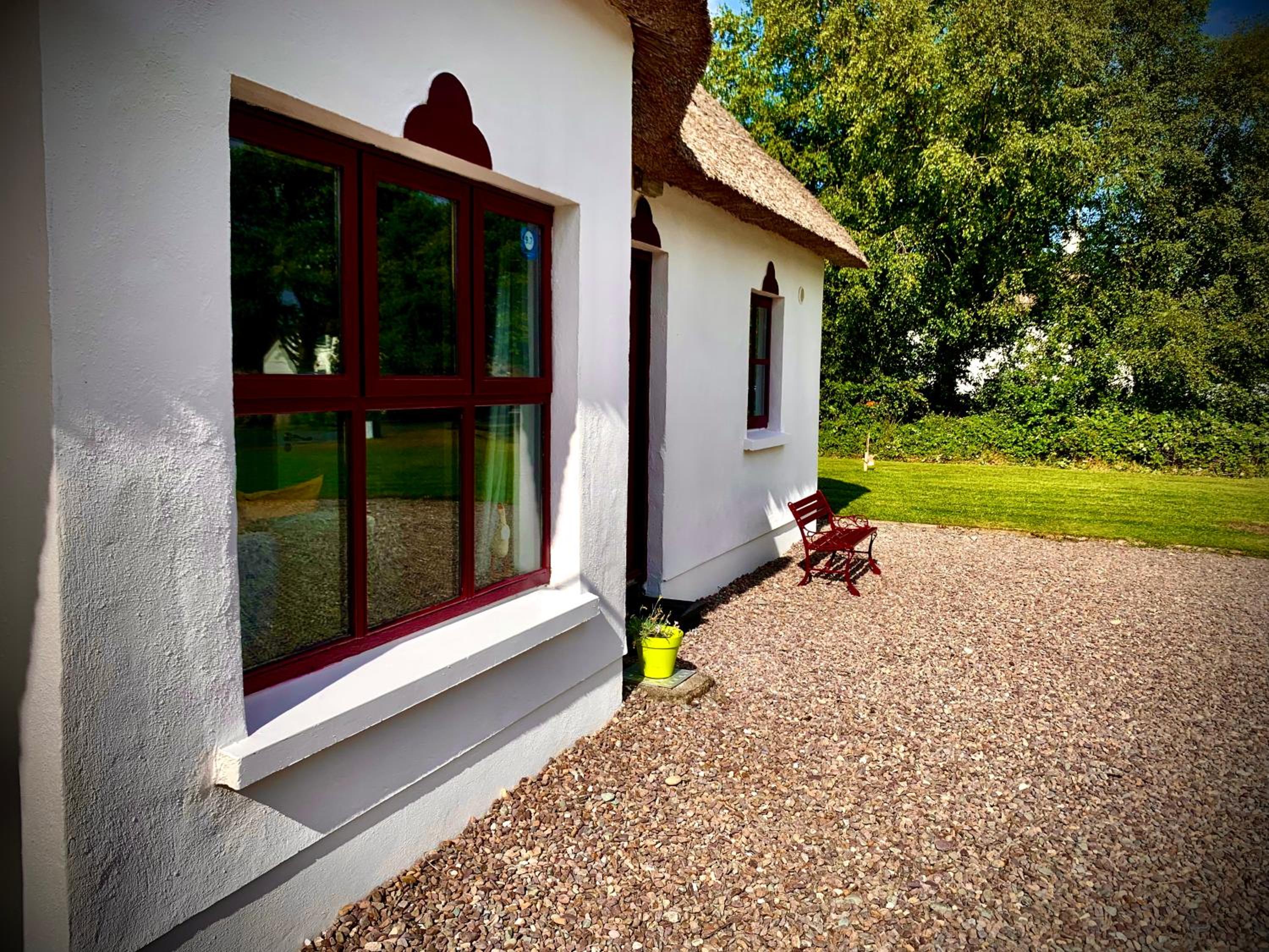 Cottage 33 Old Killarney Village Killarney V93K66X 4 King Beds Sleeps 8 Sharing