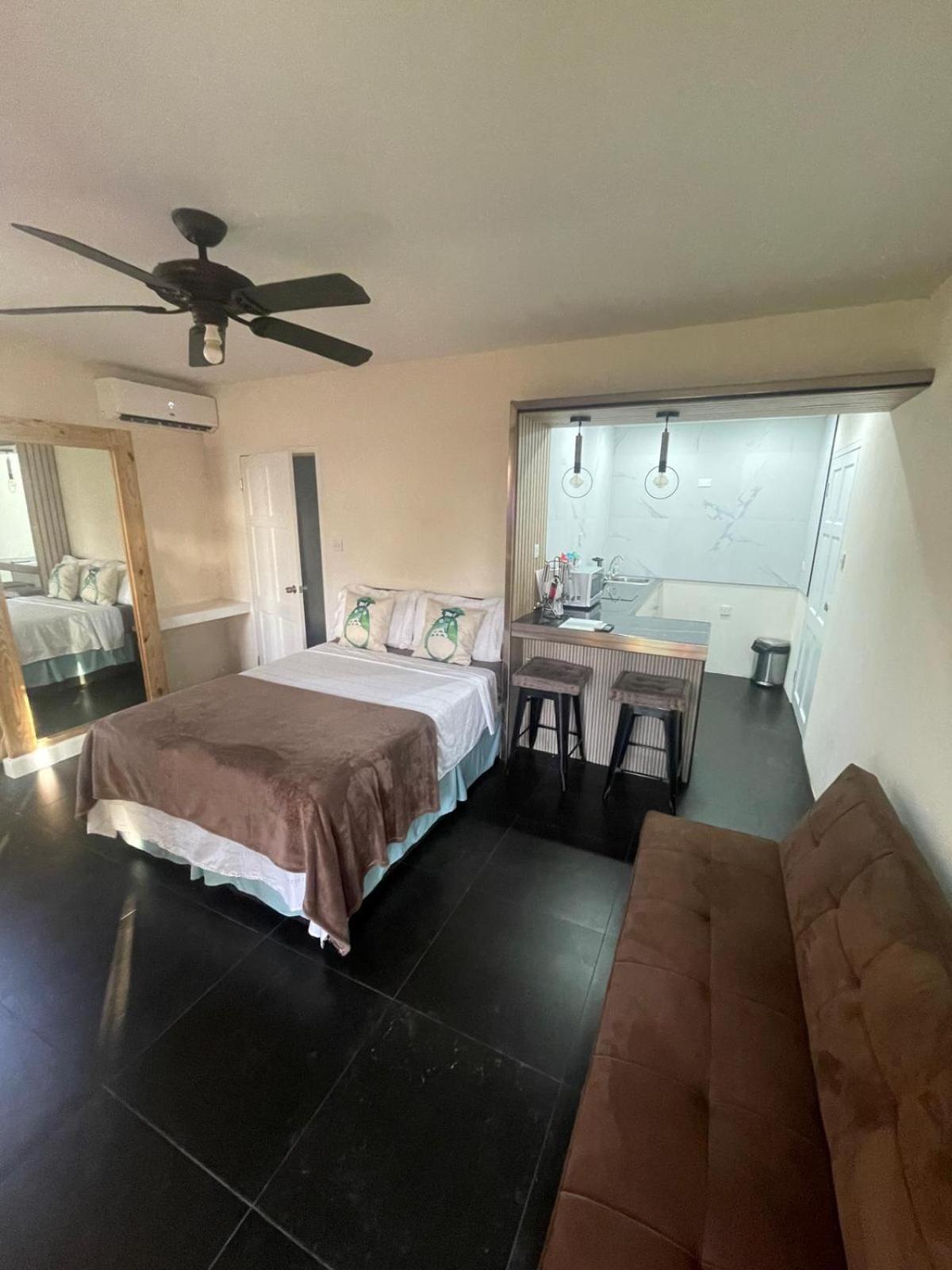 Hotel Scarlett Studios 1 - Holiday-Business-US Embassy Appt 7 mins drive away - Our one night rate includes Airport and US Embassy transportation - Image 1