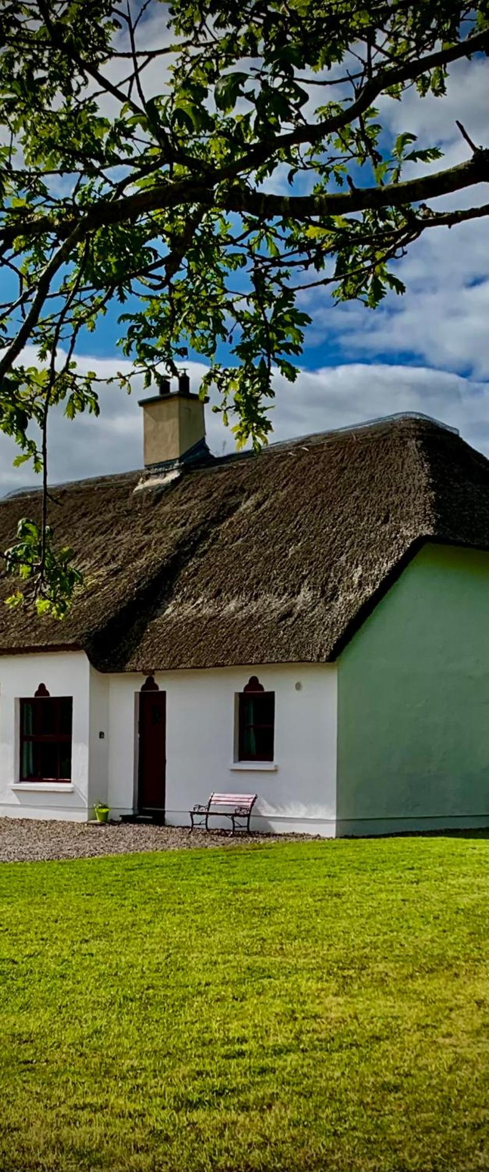 Cottage 33 Old Killarney Village Killarney V93K66X 4 King Beds Sleeps 8 Sharing