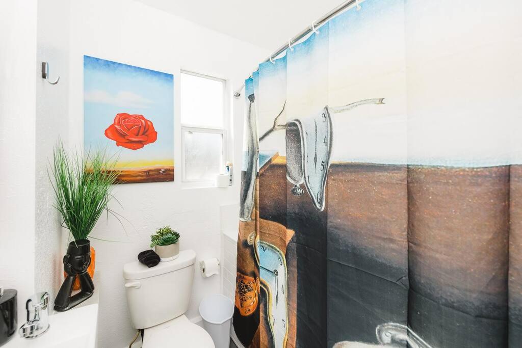 Hello Dali A fun and funky artisitc apartment