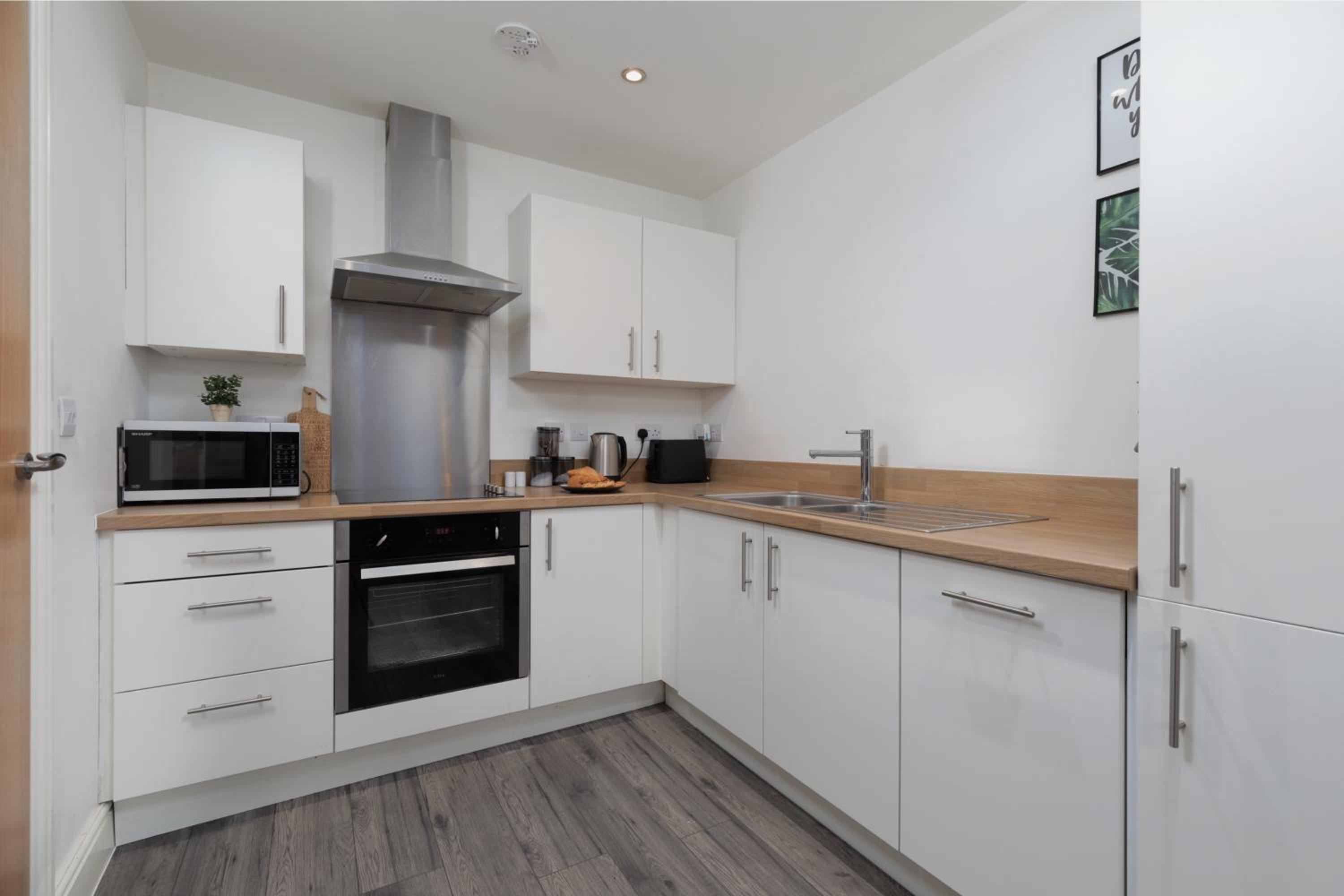Heart of the city 1 bed flat Queenshouse view 4