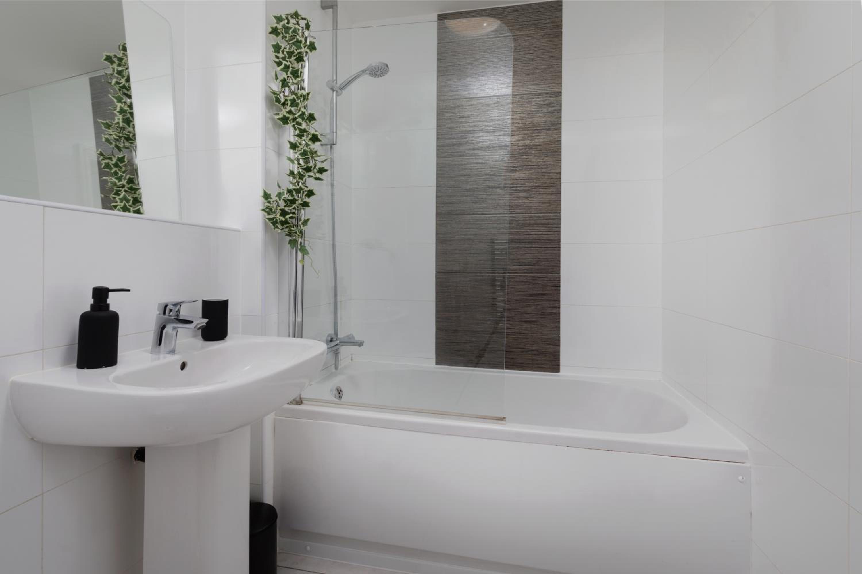 Heart of the city 1 bed flat Queenshouse view 3