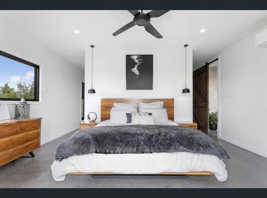 Luxury Modern Farm Stay with Country Living