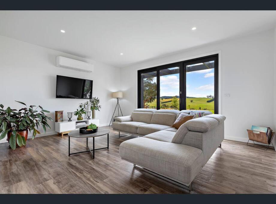 Luxury Modern Farm Stay with Country Living
