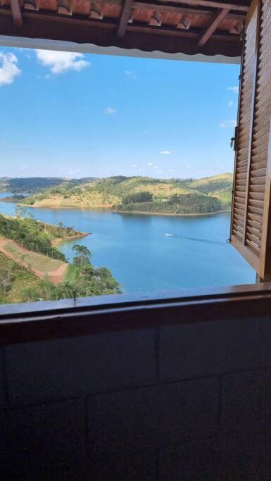 Casa de campo com vista para represa