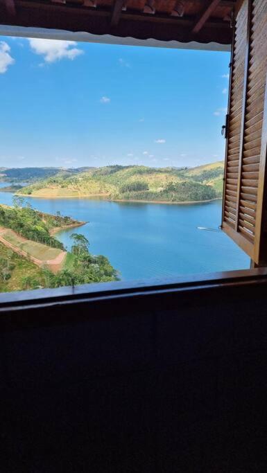 Casa de campo com vista para represa