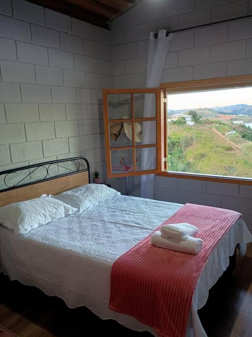 Casa de campo com vista para represa