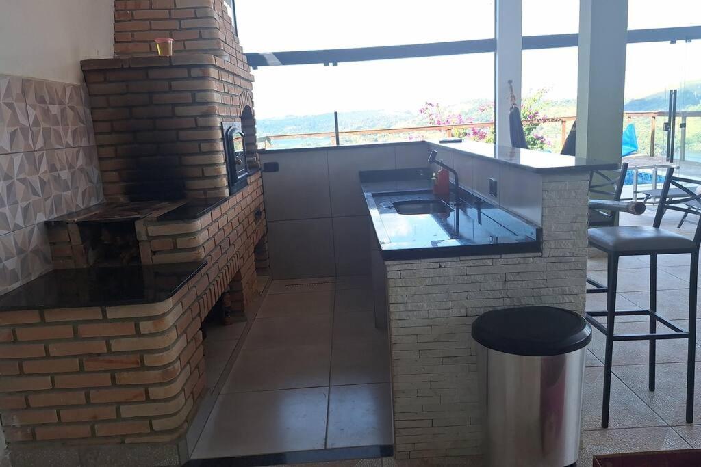 Casa de campo com vista para represa