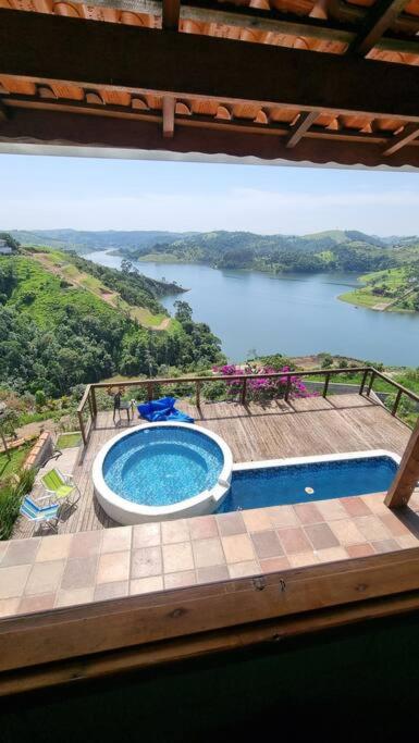Casa de campo com vista para represa