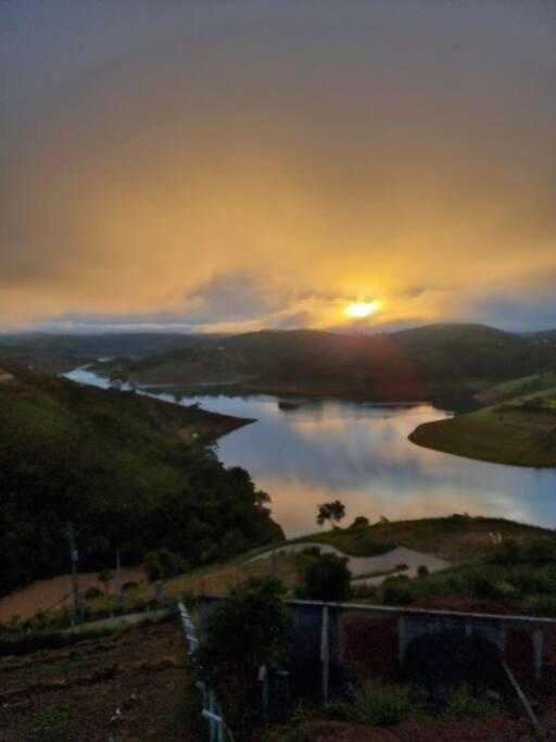 Casa de campo com vista para represa