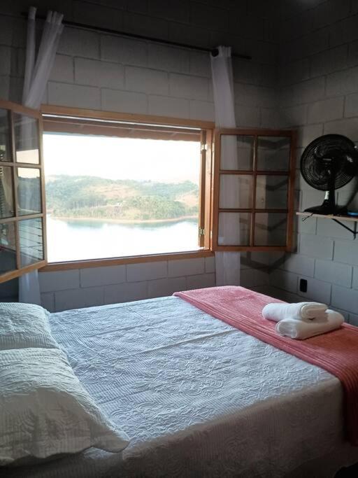 Casa de campo com vista para represa