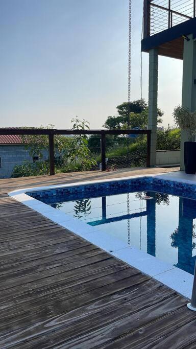 Casa de campo com vista para represa
