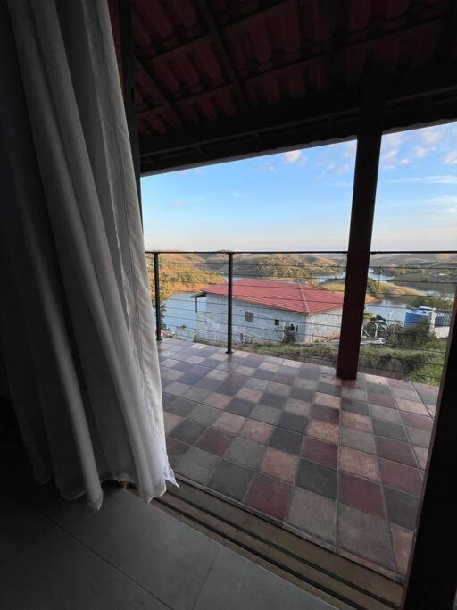 Casa de campo com vista para represa
