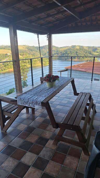 Casa de campo com vista para represa