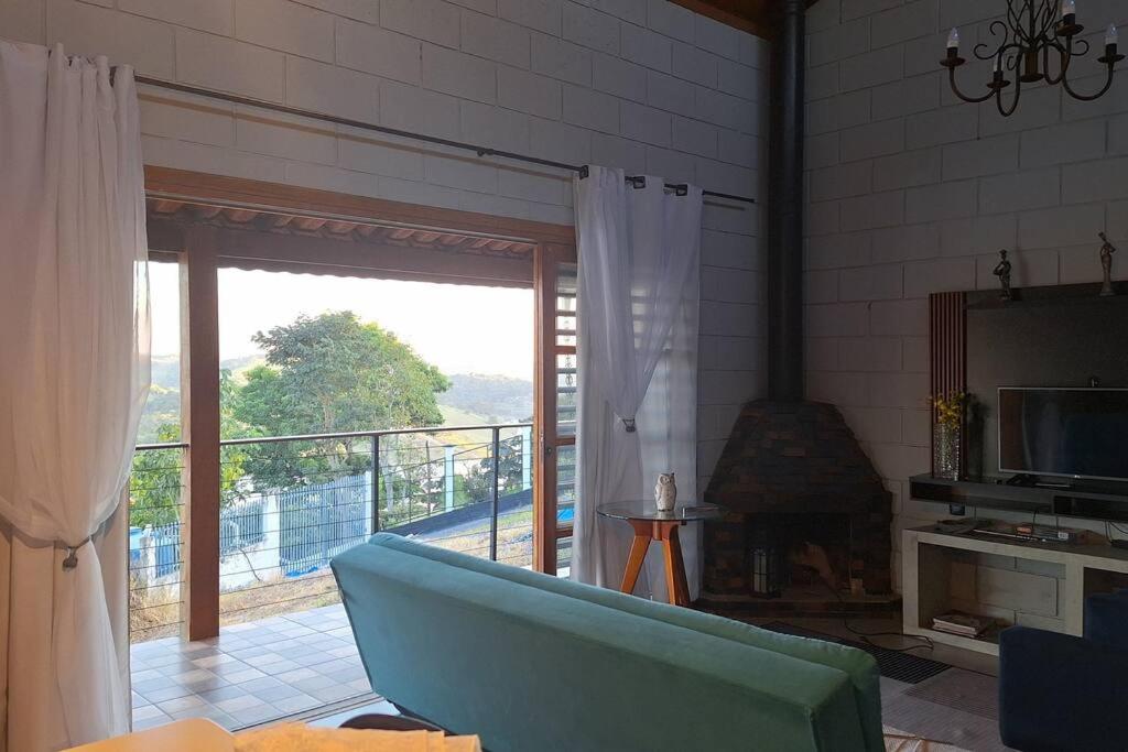 Casa de campo com vista para represa