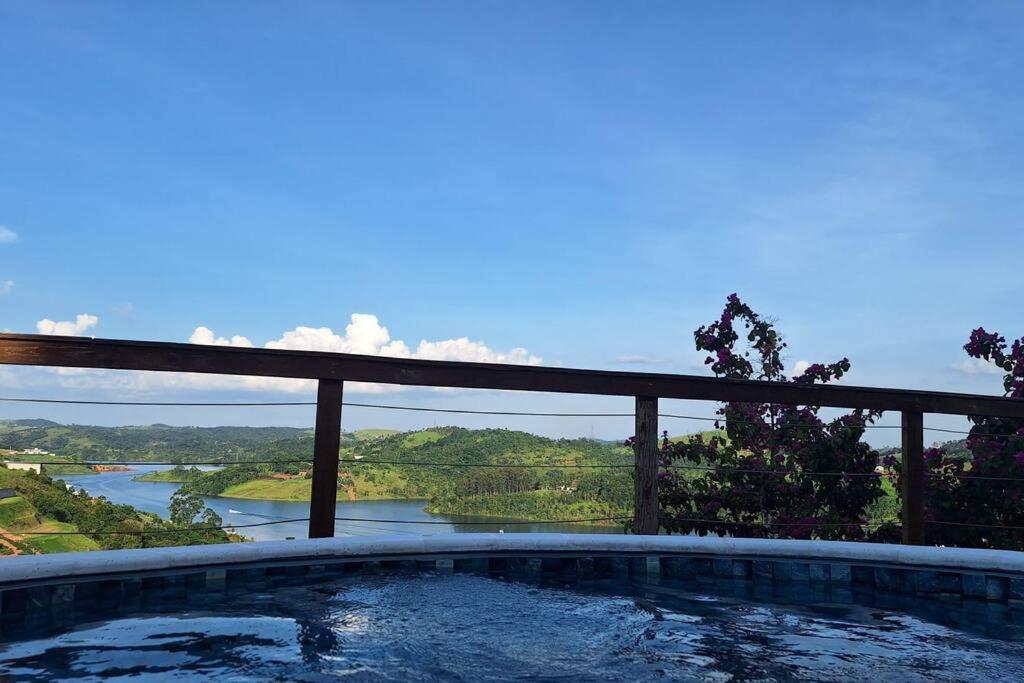 Casa de campo com vista para represa