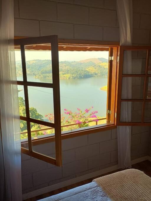 Casa de campo com vista para represa
