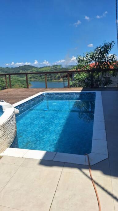 Casa de campo com vista para represa