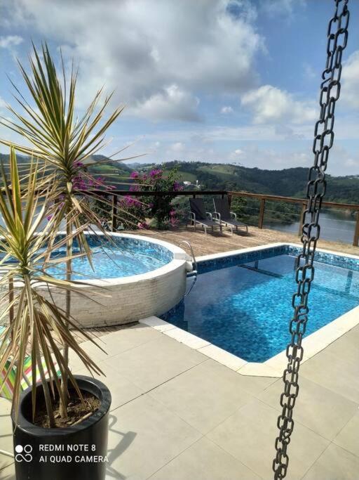 Casa de campo com vista para represa